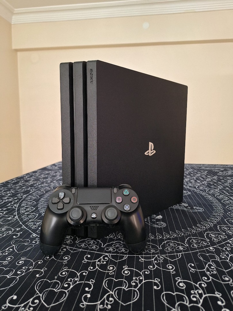Playstation 4 pro 1TB Güncel sürüm Temizdir 2 Adet Oyun verilecektir