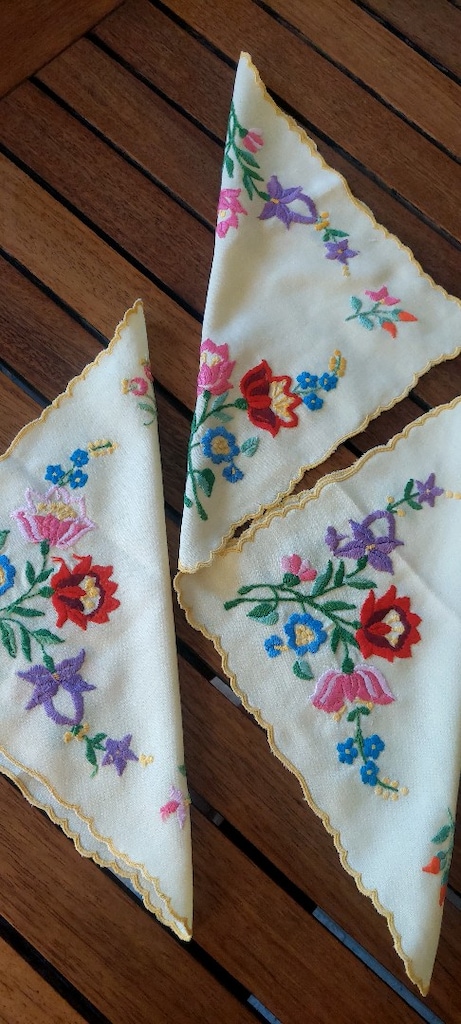 ANTIKA SARI KETEN ÜZERİ MACAR NAKIŞI KIRMIZI BIBERLI ÖRTÜ 26/26CM - 2