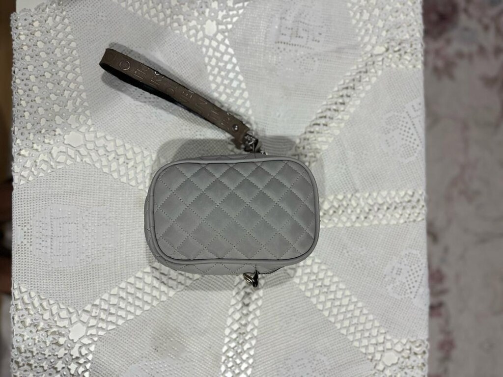 Açık gri kapitone mini çanta, yuvarlatılmış dikdörtgen formu ve ön yüz - 4
