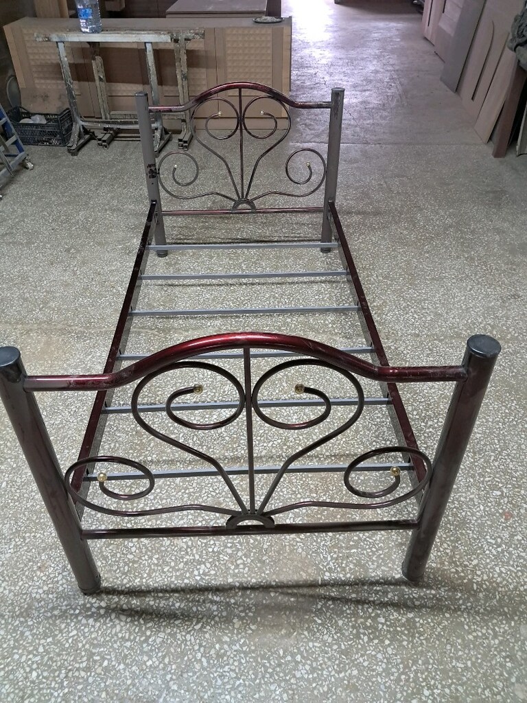 2 adet ayrılabilen metal yatak.ranzada olabiliyor - 2