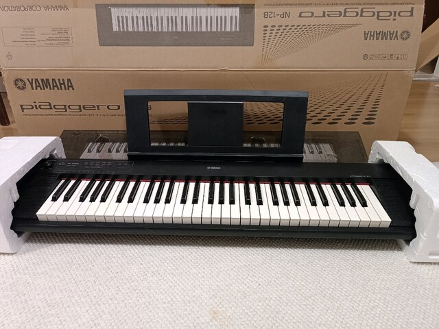 Yamaha Piaggero NP-12B Piano