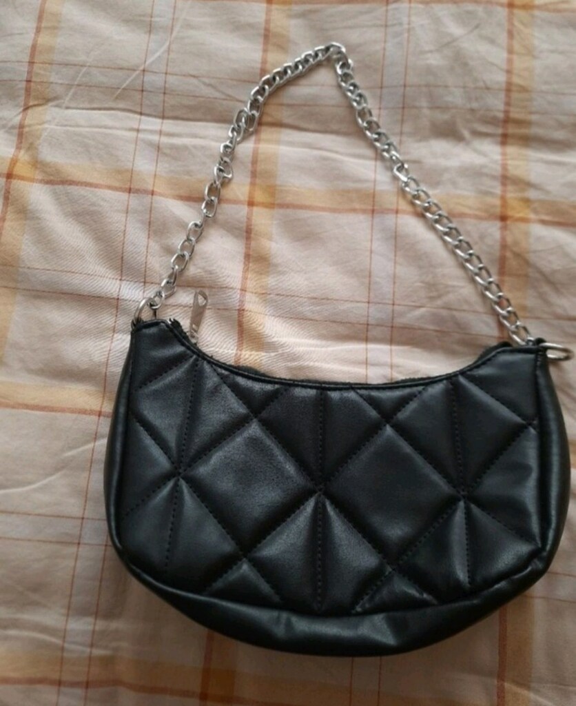 Siyah Askılı Çanta