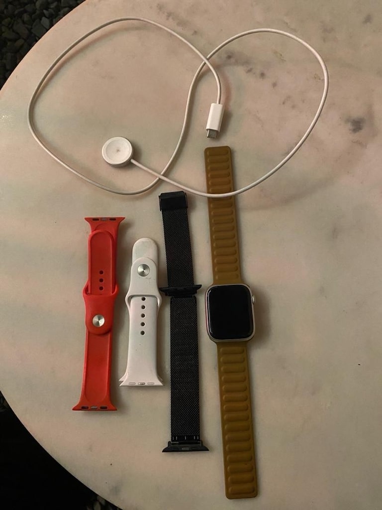 Apple Watch Series 8 45 mm + Kutu + Şarj Kablosu + 4 Kordon - 4
