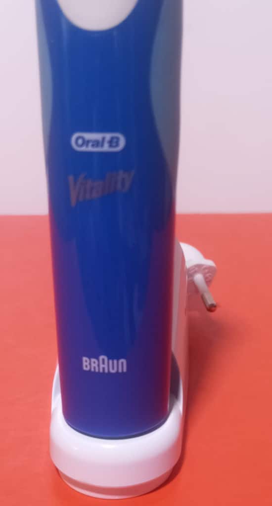Oral-B Vitality D12 Şarjlı Diş Fırçası (Yeni gibi - Adaptör-İyi pil) - 4