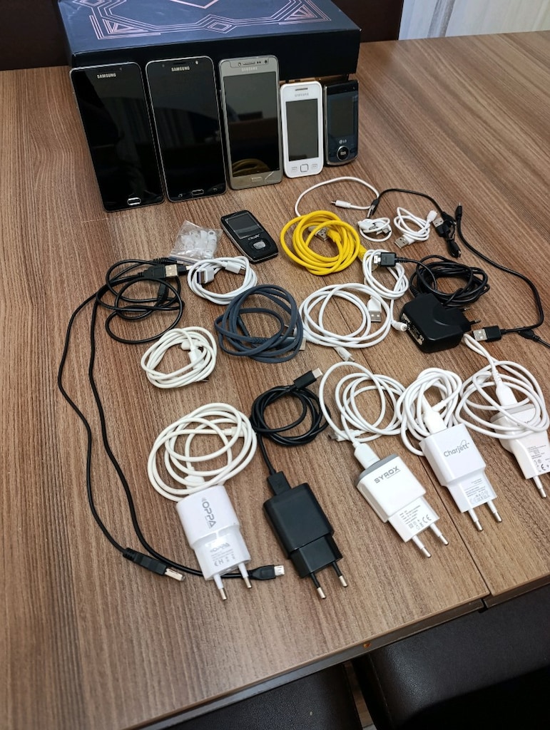 eski telefon şarj aleti ve USB kablosu - 11