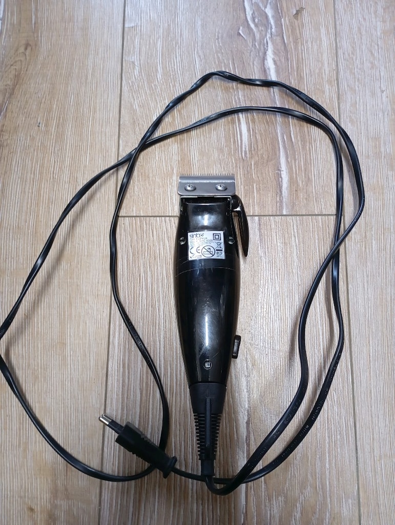 Gümüş ve siyah renkli, kablolu saç kesme makinesi. Kompakt gövdesi ve - 3