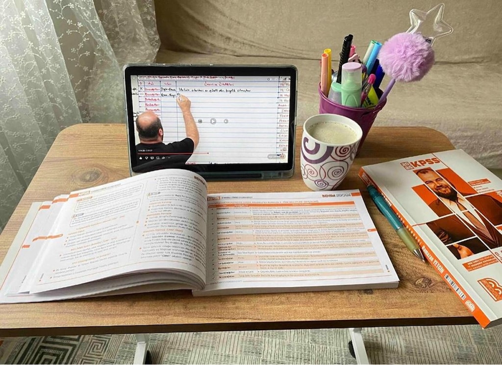 TEKERLEKLİ YÜKSEKLİK AYARLANABİLEN MASA - 5