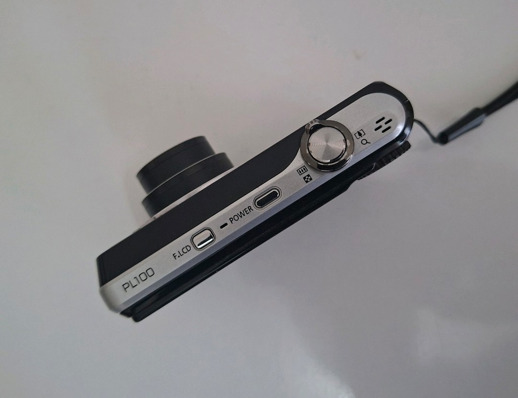 Samsung PL100 Dijital Fotoğraf Makinesi 12.2 Megapiksel Çift Ekranlı - 6