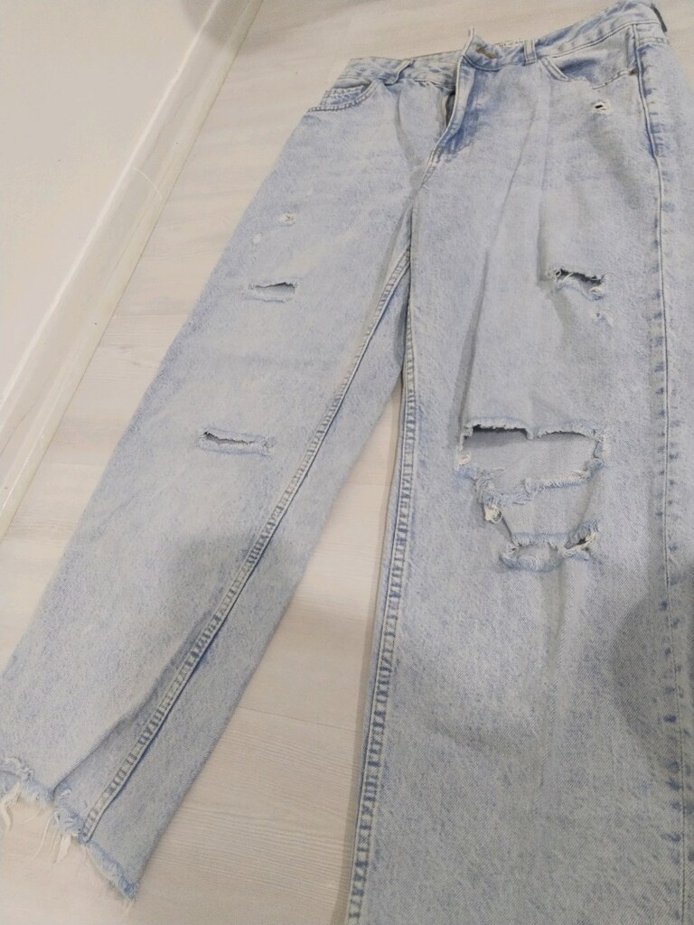 yırtık modelli kot pantolon