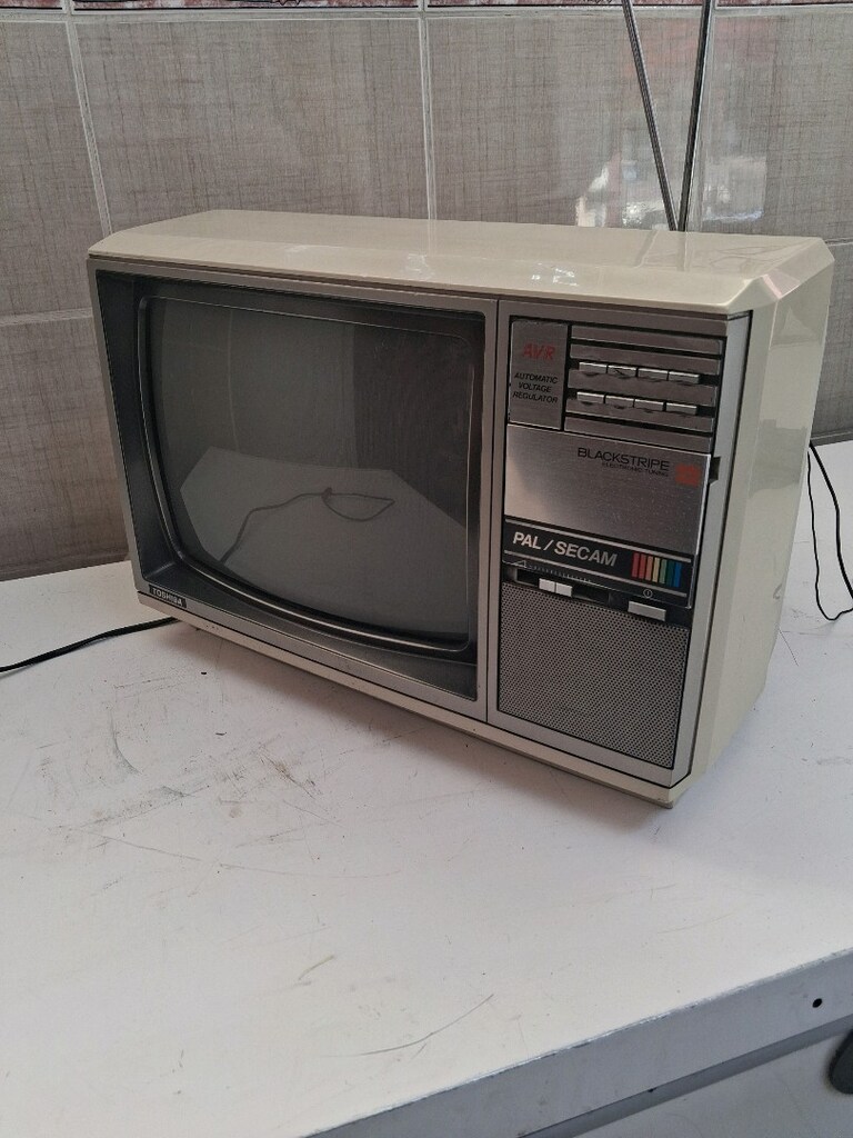ESKİ RENKLİ TELEVİZYON ELEKTRİK GELMİYOR ARKA TARAFINDA ÇATLAK VAR - 4