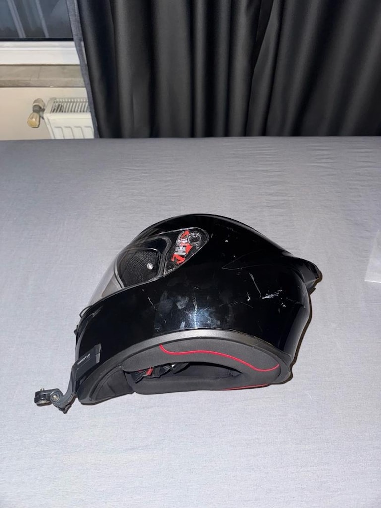 AGV KS1 mono Black ufak deformeleri var satılık temiz - 3