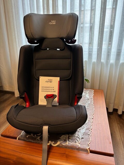 Britax Römer Advansafix IV R + GRACO oto çocuk yükseltici