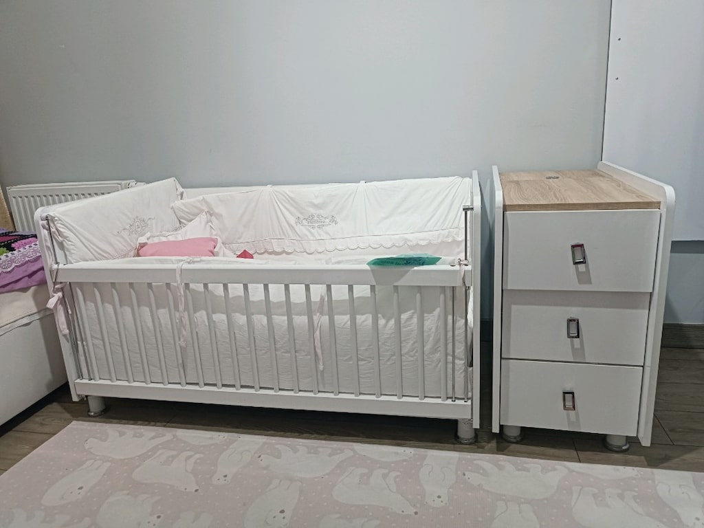 2 Yatak 2 Döşek 1 Dolap 1 Şifonyer ve bebek yatak seti komple set