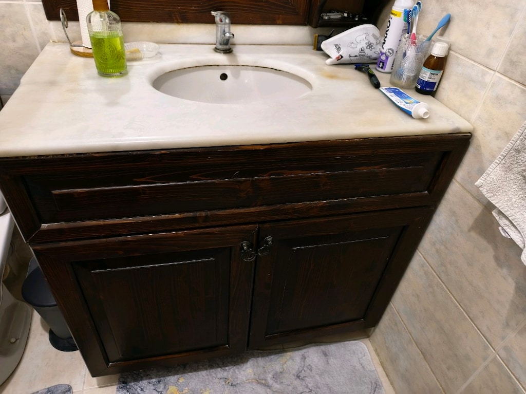 Aynalı Banyo dolabı , mermer lavabolu.