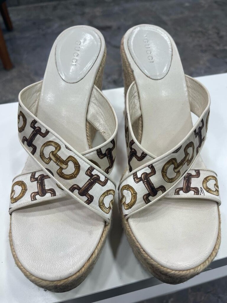 GUCCİ DOLGU TOPUK SANDALET