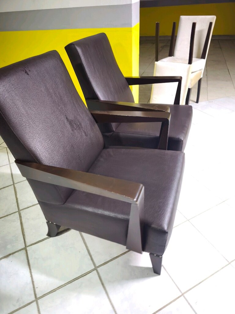 iki tane bej deri koltuk - 3