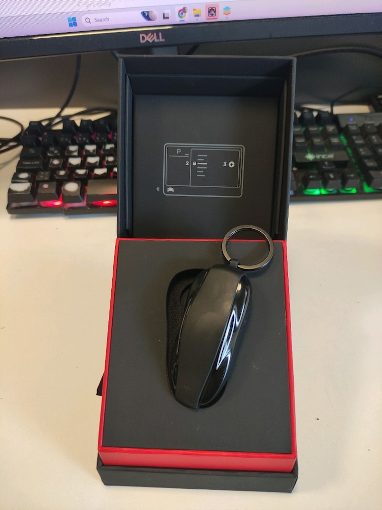 Tesla Model 3 / Model Y Orijinal Key Fob – Kutulu ve Çok Temiz - 2