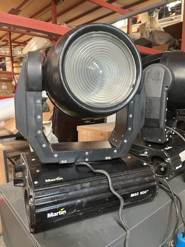 8 Adet Martin MAC 600 + 3 Adet LED Panel - Sahne Işık Seti