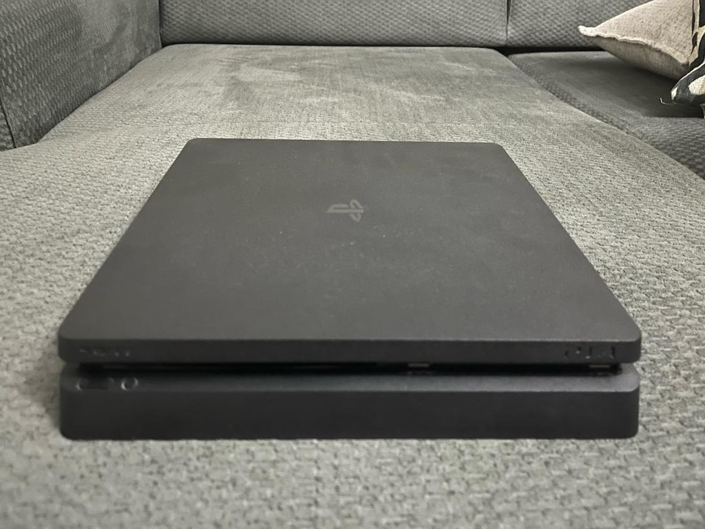 Temiz Playstation 4 Slim 1TB - 2 adet dualshock- 4 adet oyun - 3