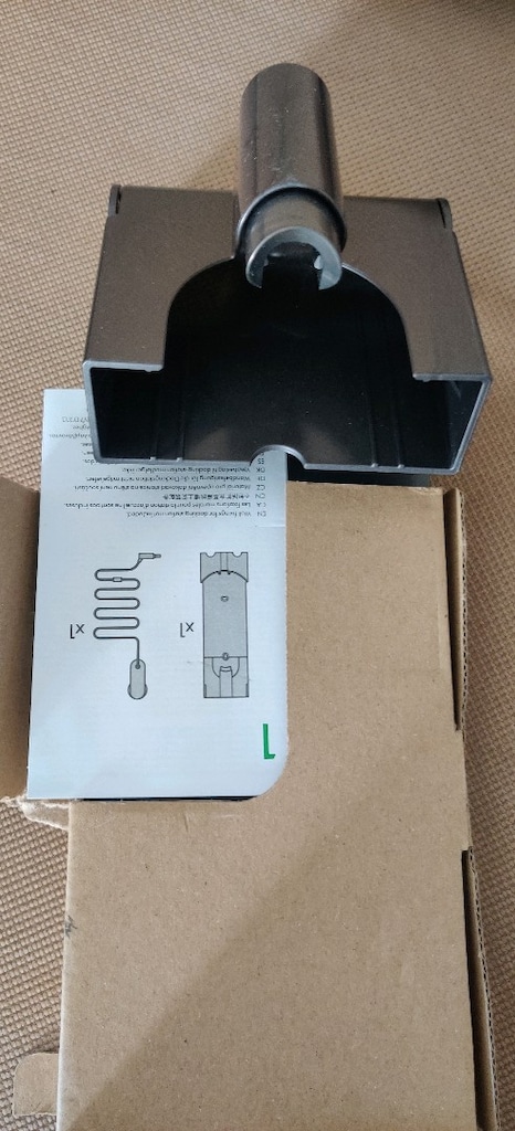 Dyson V7 ve V8 dikey süpürge modelleri için bir duvar montaj braketi. - 3