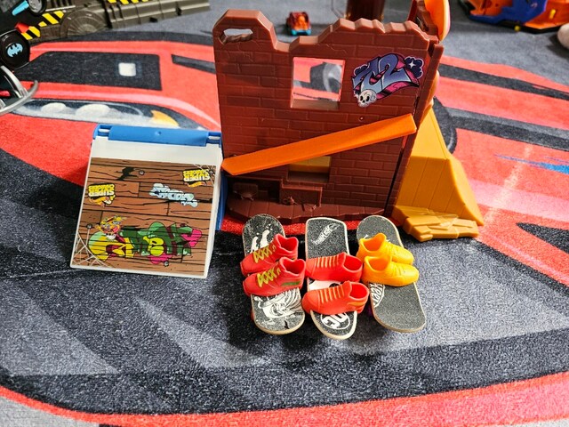 Hot wheels parmak kaykay pisti ve 3 adet parmak kaykay