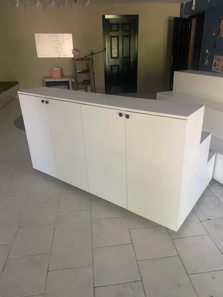 3 basamaklı vitrin rafı, çok amaçlı ve arkadan dolaplı - 3