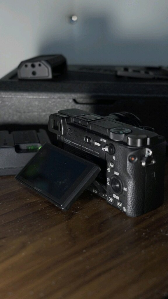 SONY A6300 4K 16-50mm f/3.5-5.6 OSS Kit Lens - 8