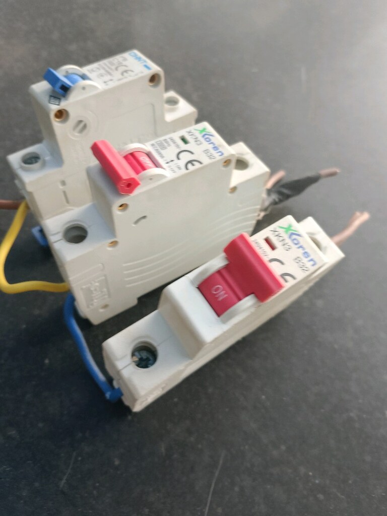 Elektrik şalteri / Sigorta 3 adet - 4