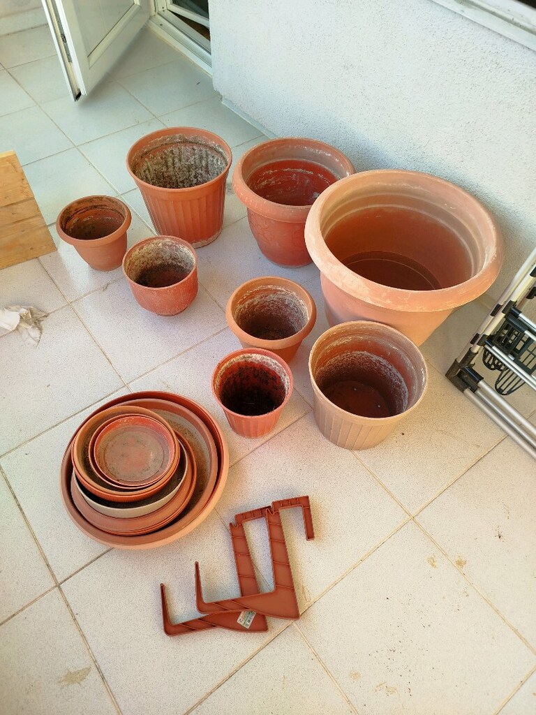 Farklı boyutlarda saksı ve tabaklar. Büyük boy 1 adet, orta boy 3 adet - 2