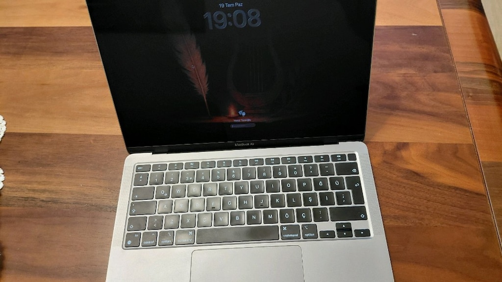 MacBook Air M1 laptop - 2