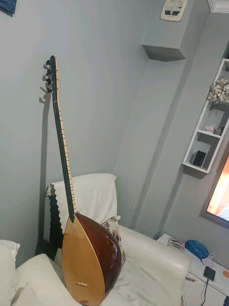 uzun bağlama sahne sazı