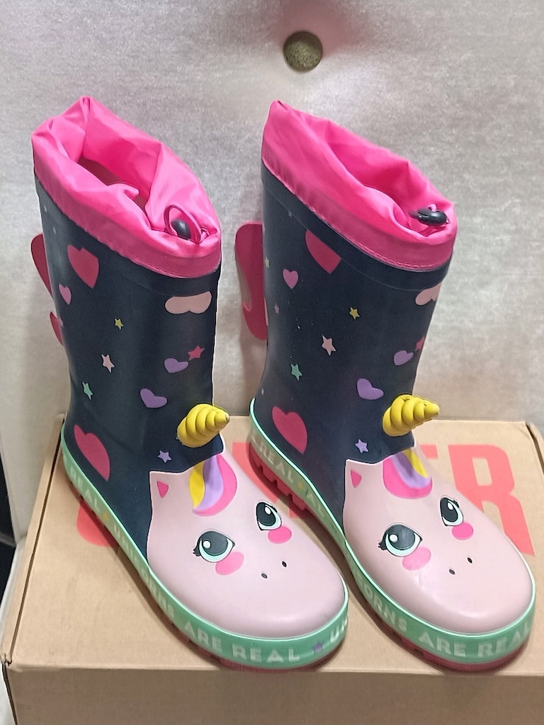 Denokids unicorn desenli sıfır cizmedir.Gecen sezondan kalan - 8