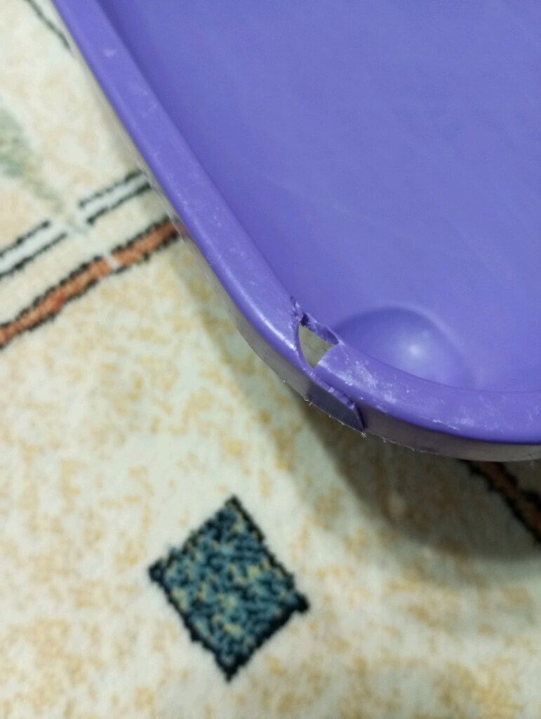 KEDİ TUVALETİ ALT KUTUSUNDA KÜÇÜK KIRIK VAR GÖZÜKMEYEN YERDE 2 EL - 2