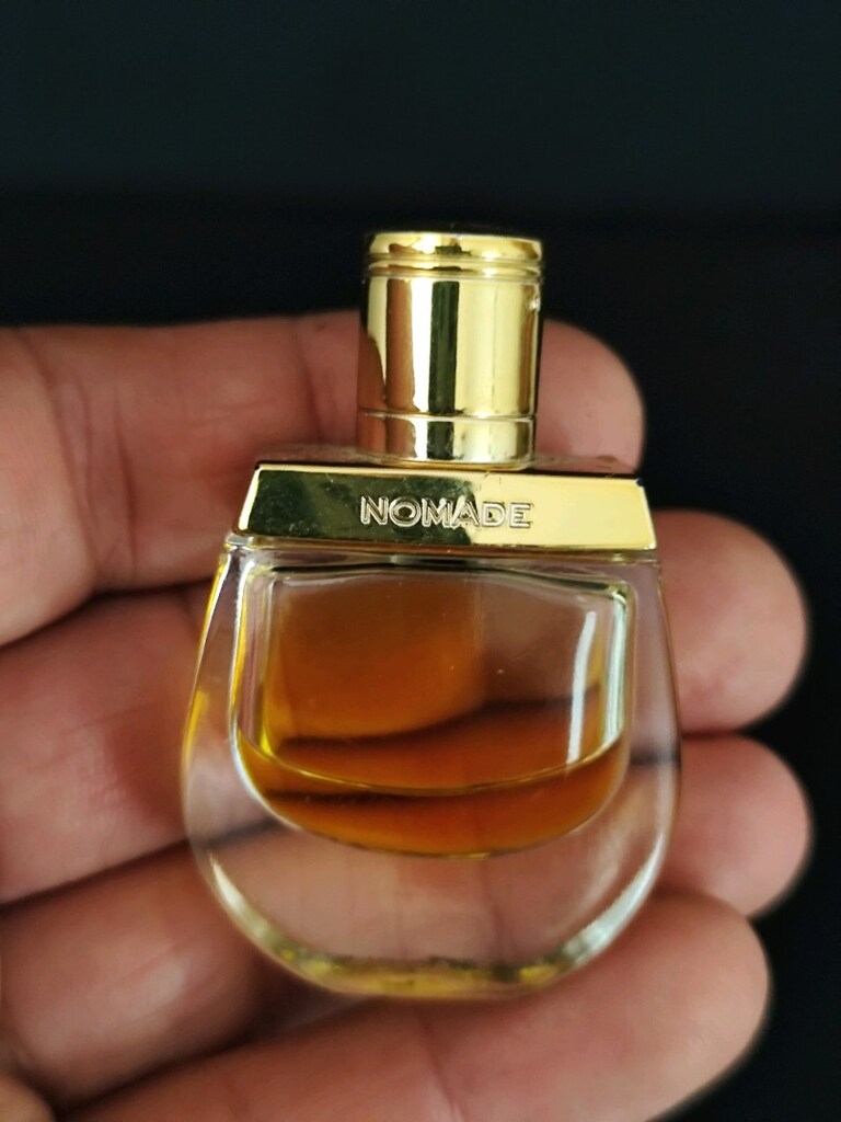 Altın kapaklı, amber renkli sıvı içeren mini Chloé kadın parfümü. - 6