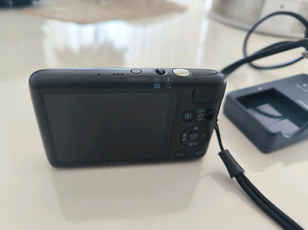 Canon IXUS 130 Dijital Fotoğraf Makinesi | Şarj Cihazı + 4 GB Hafıza K - 3
