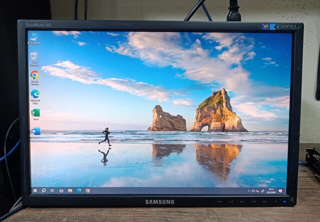 SAMSUNG 19 INCH AYAKSIZ LCD MONİTÖR VESA GİRİŞLİ ADETLİ SORUNSUZ