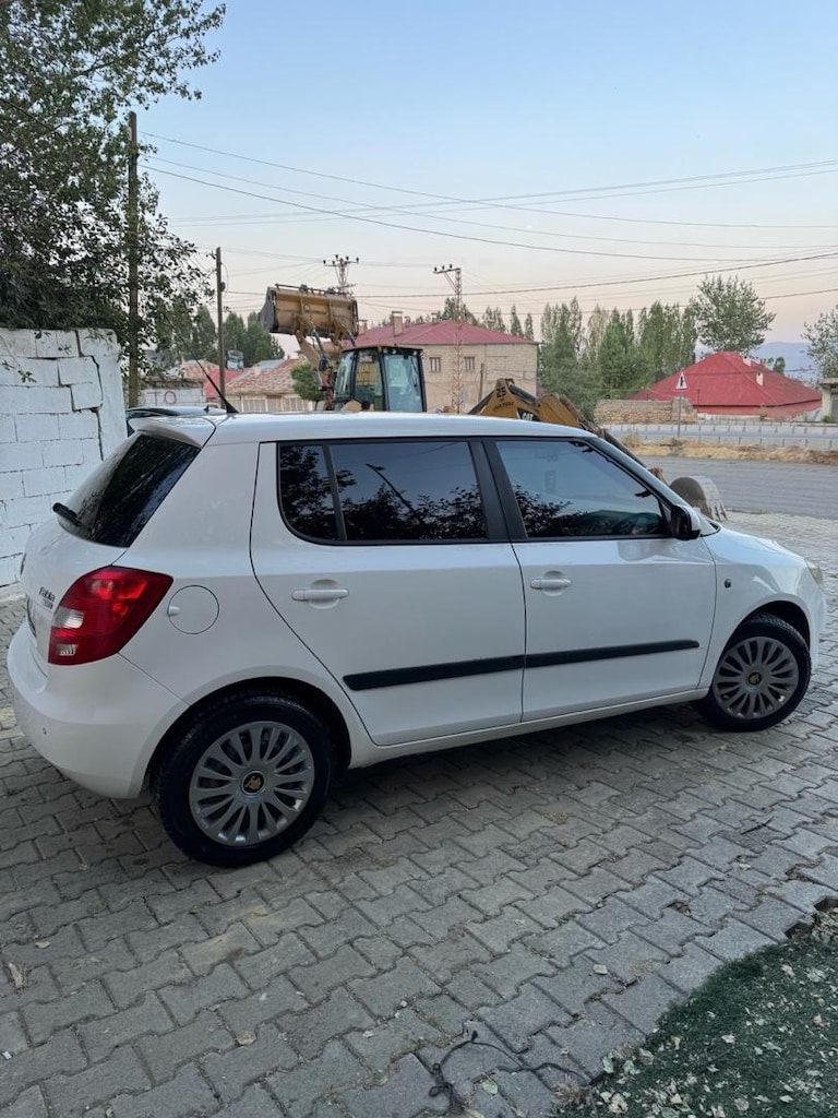 Skoda Fabia 1.2tsi . klima kalorifer aktif - 13