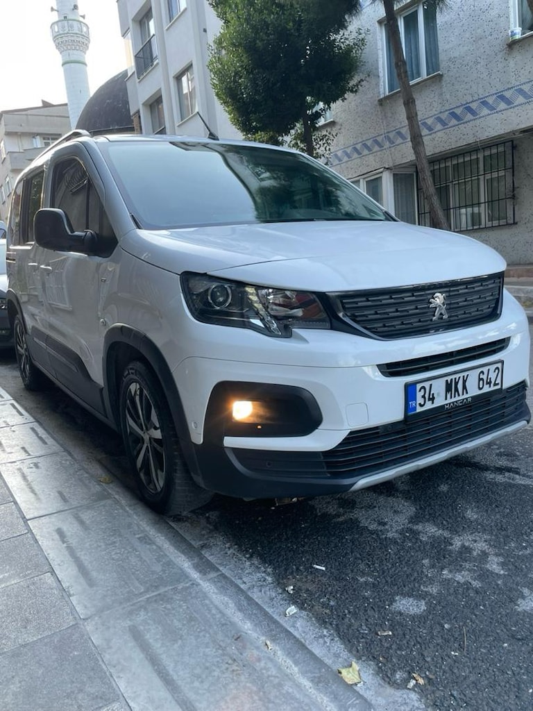 Beyaz Peugeot Araç - 3
