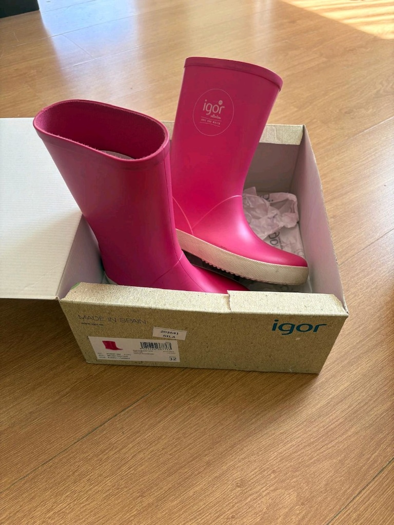 i32 ve 33 numara az kullanılmış İgor collection marka , pembe renkli