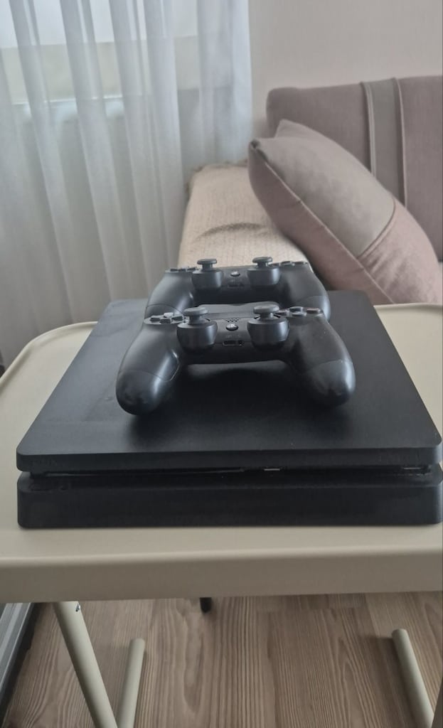 PlayStation 4 ve DualShock Oyun Kolu - 2
