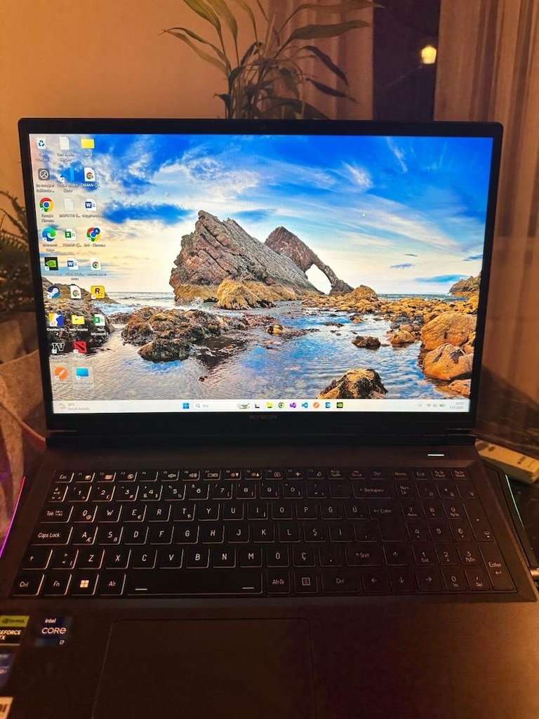 SIFIR AYARINDA ÜST DÜZEY GAMİNG LAPTOP