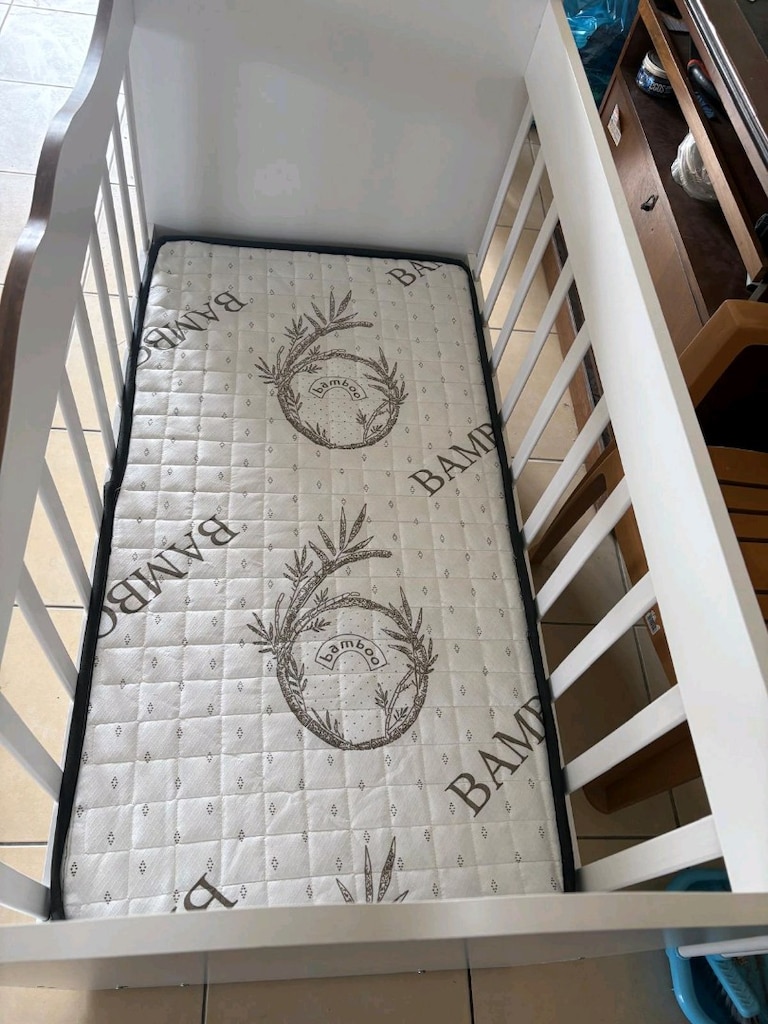 Beyaz Ahşap Bebek Beşiği - 3