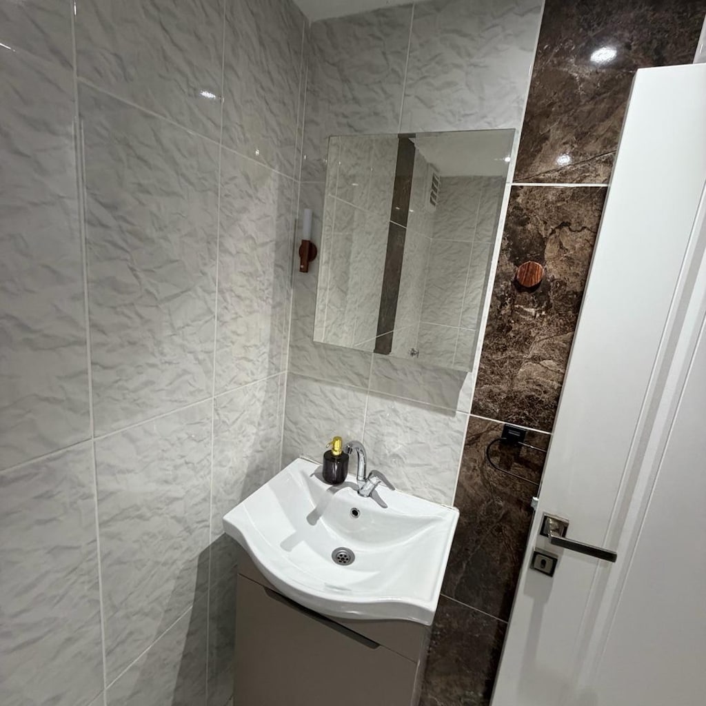 lavabo dolabi bataryası ve aynası 3 set var - 6