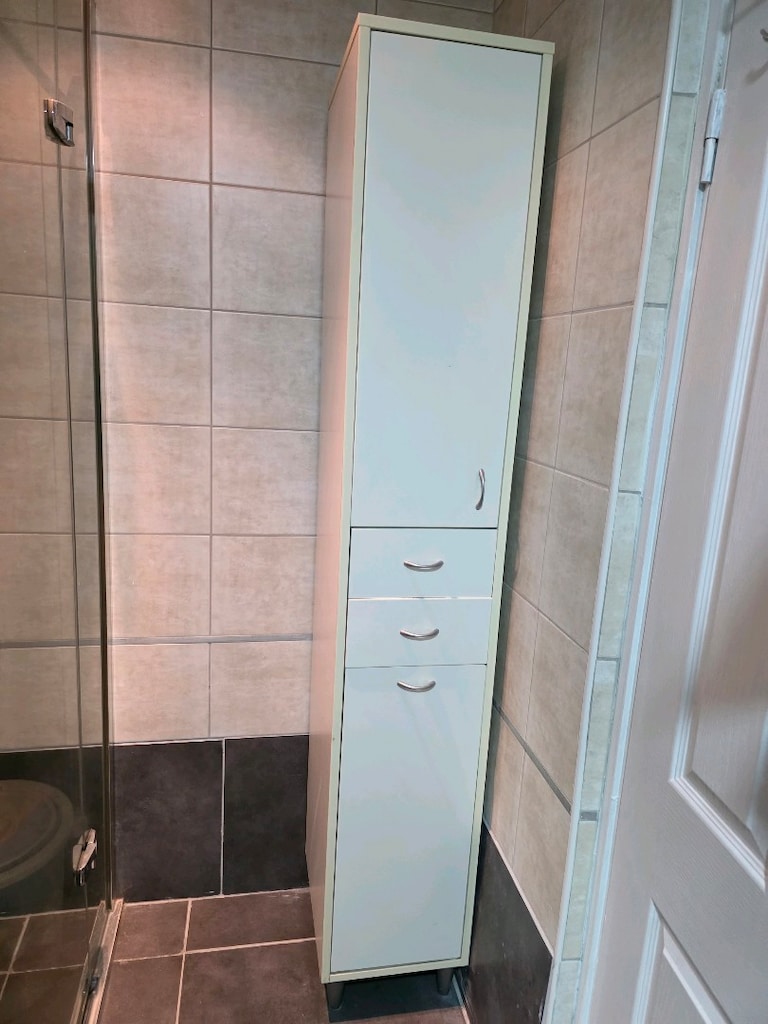 Çamaşır Sepetli Dar Banyo Dolabı – Çok Amaçlı MDF Boy Dolabı