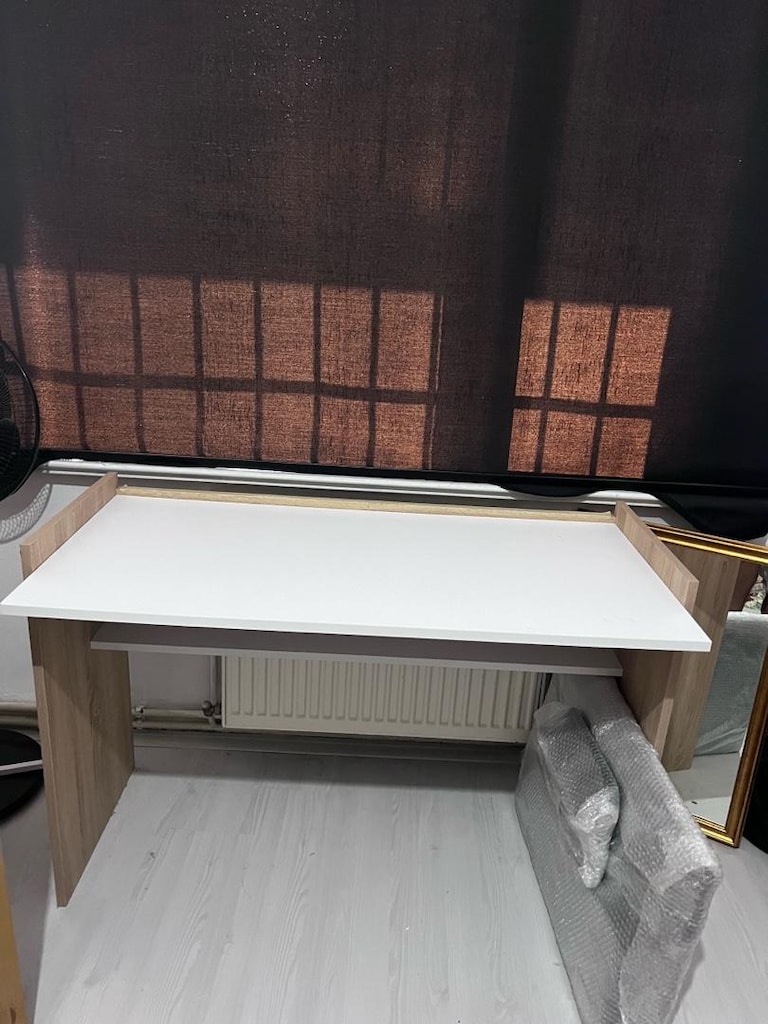 Çalışma Masası ve Kitaplık