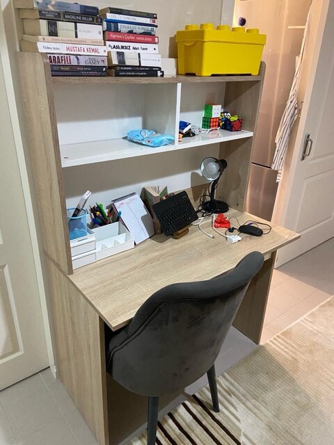 2 adet öğrenci çalışma masası ve kitaplık