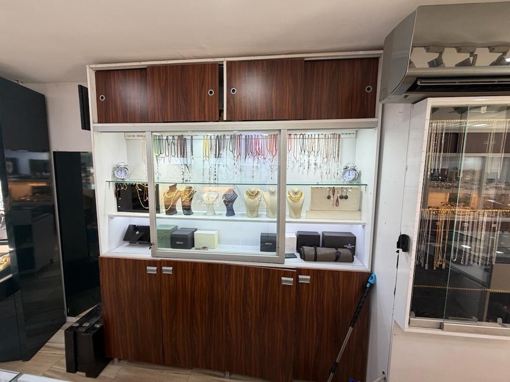 SATILIK SAAT VE GÜMÜŞ VİTRİNİ - 6