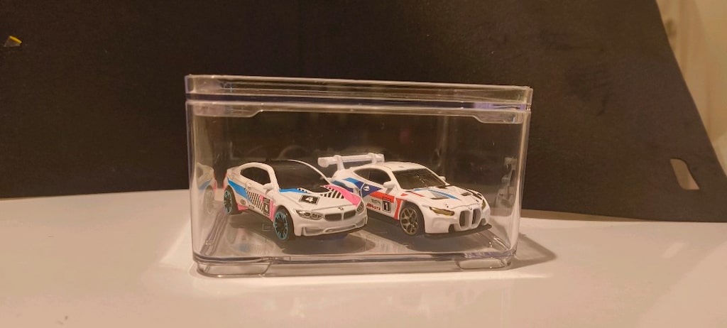 Hot Wheels BMW M4 İkili Set (Yarış ve Normal Versiyon) + Özel Koruyucu - 2