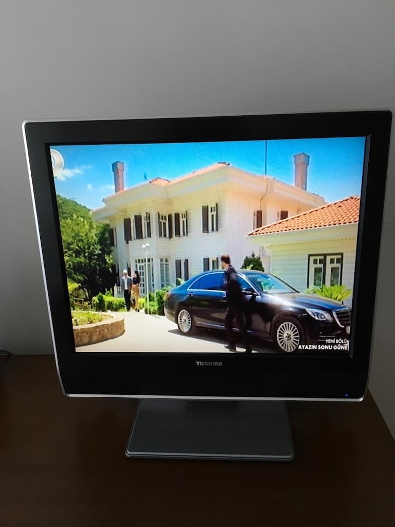 TOSHIBA LCD COLOUR TV 20” - 6