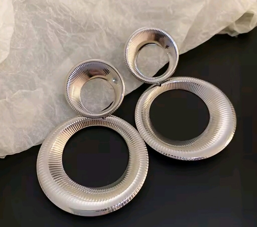 PARLAK GRİ PİLİLİ MİNİ KÜPE - 3